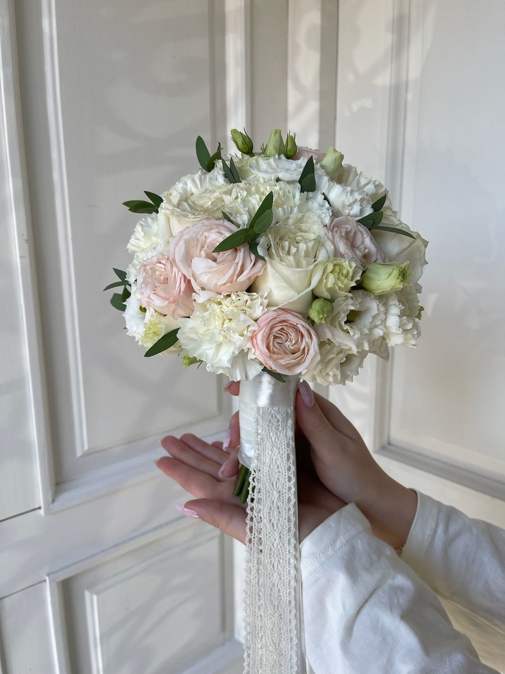 Свадебный букет из кустовых пионовидных роз, диантусов, лизиантуса и эвкалипта