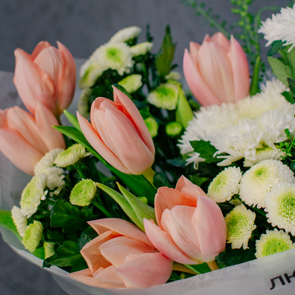 133. Свежий весенний букет с тюльпанами