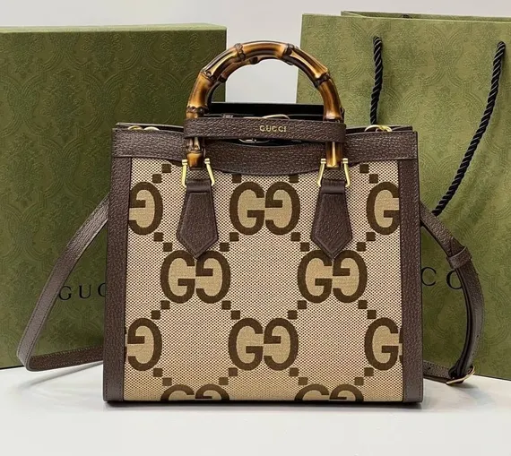 Маленькая сумка-тоут Gucci Diana Jumbo Gg