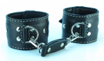 Чёрные кожаные наручники с крупной строчкой
