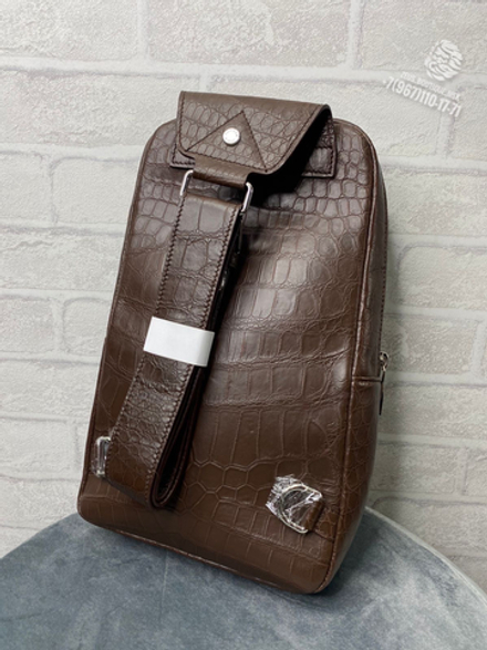 Сумка-слинг Louis Vuitton Avenue из кожи крокодила