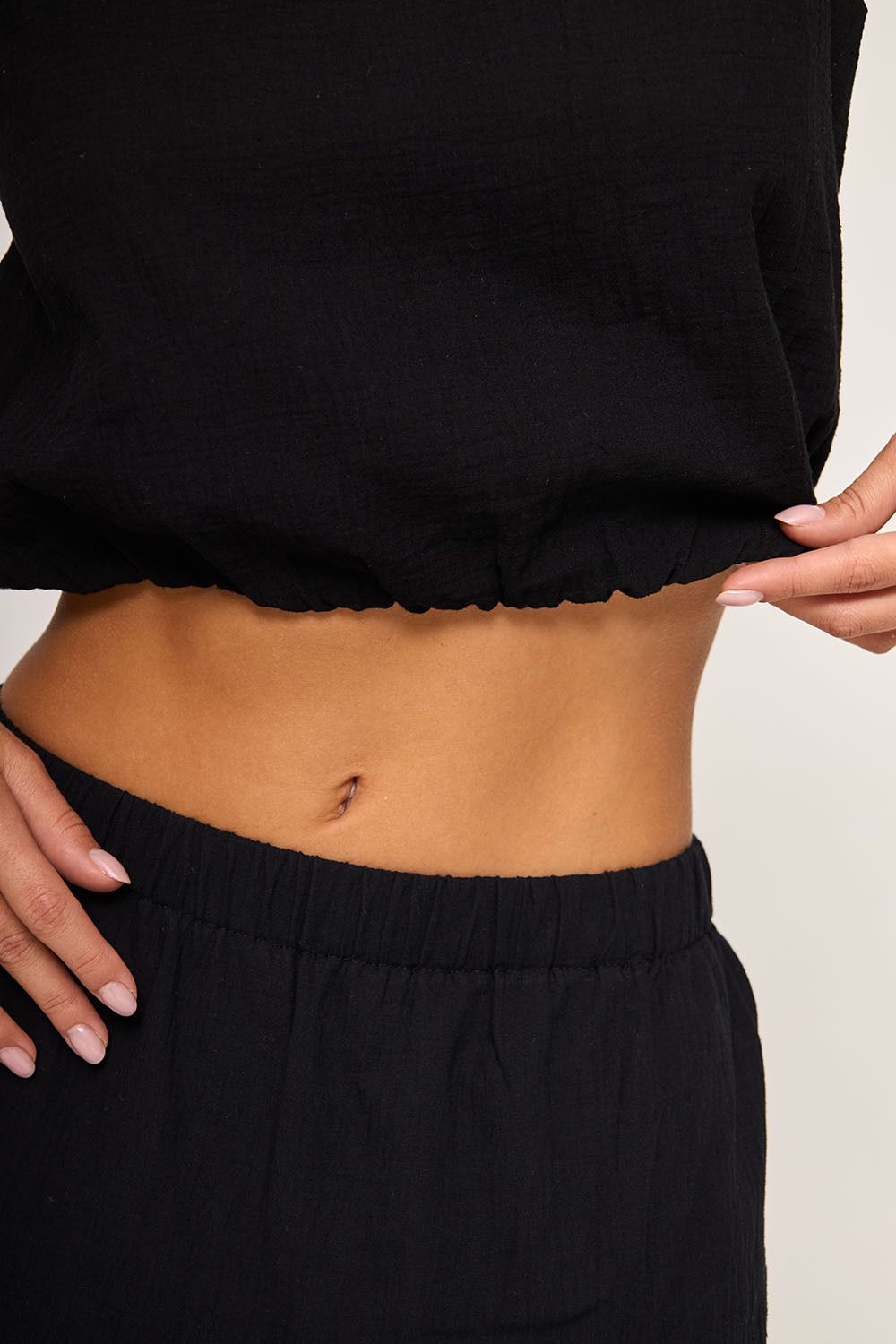 Кроп майка из жатого хлопка черного цвета