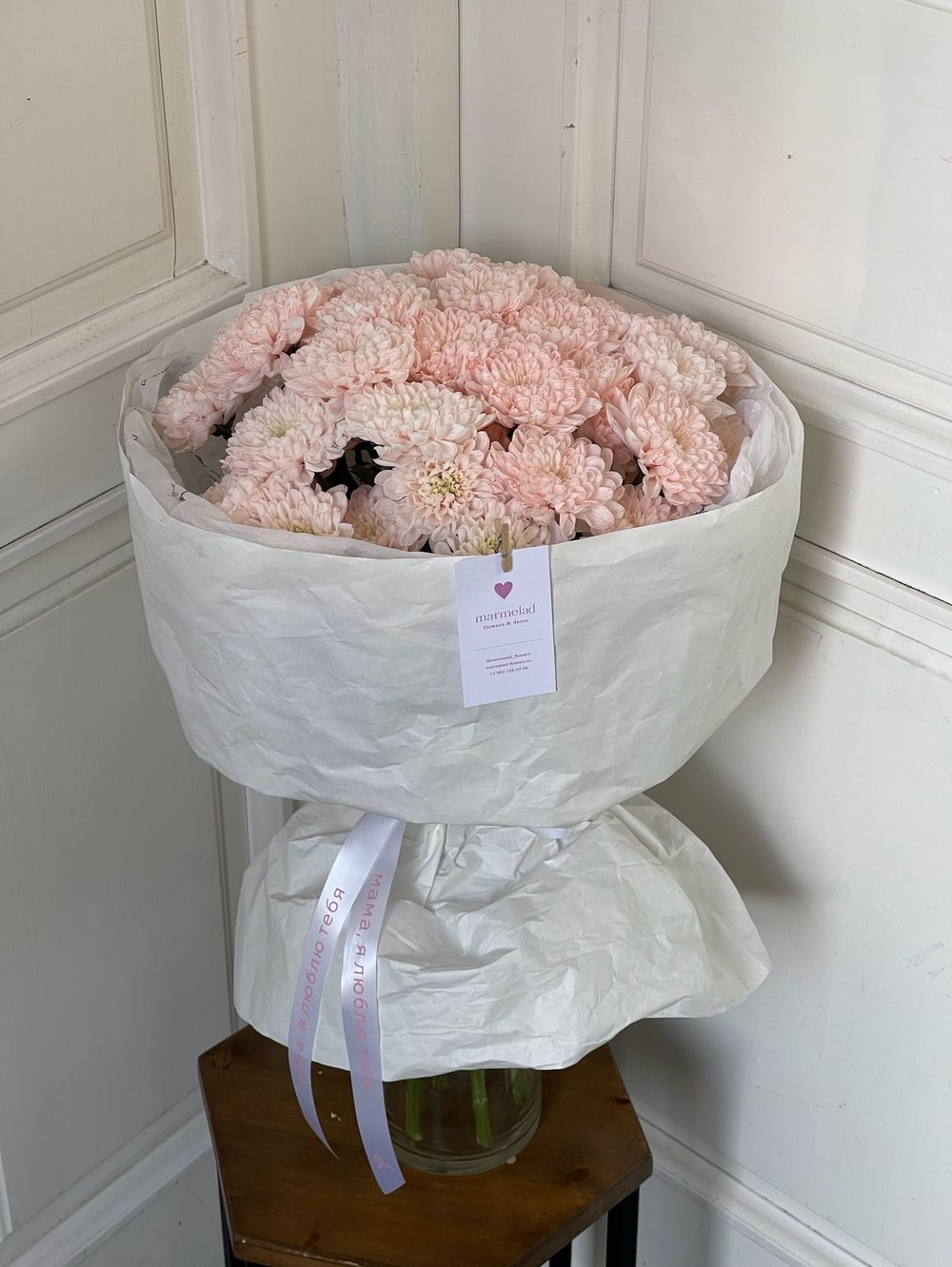 Авторский букет из хризантемы в персиковом оттенке