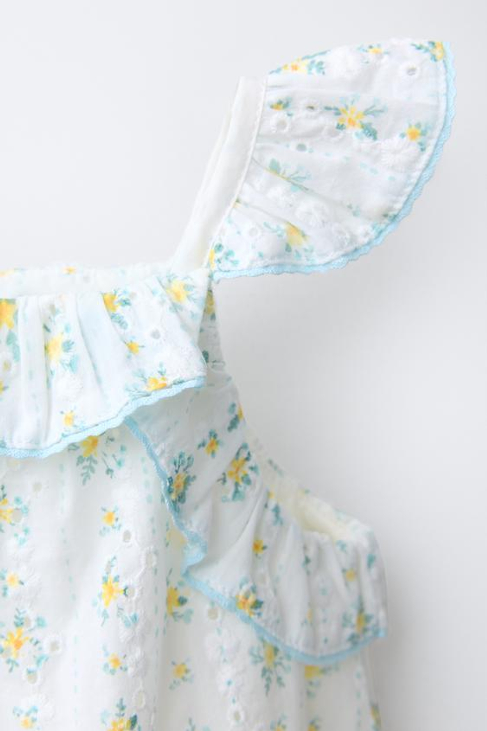 ZARA КОМБИНЕЗОН С ЦВЕТОЧНОЙ ВЫШИВКОЙ РИШЕЛЬЕ, БЕЛЫЙ