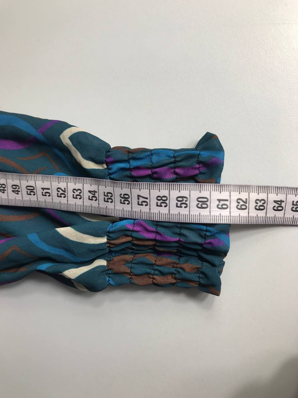 Блузка красивой расцветки, визуально на 46 размер