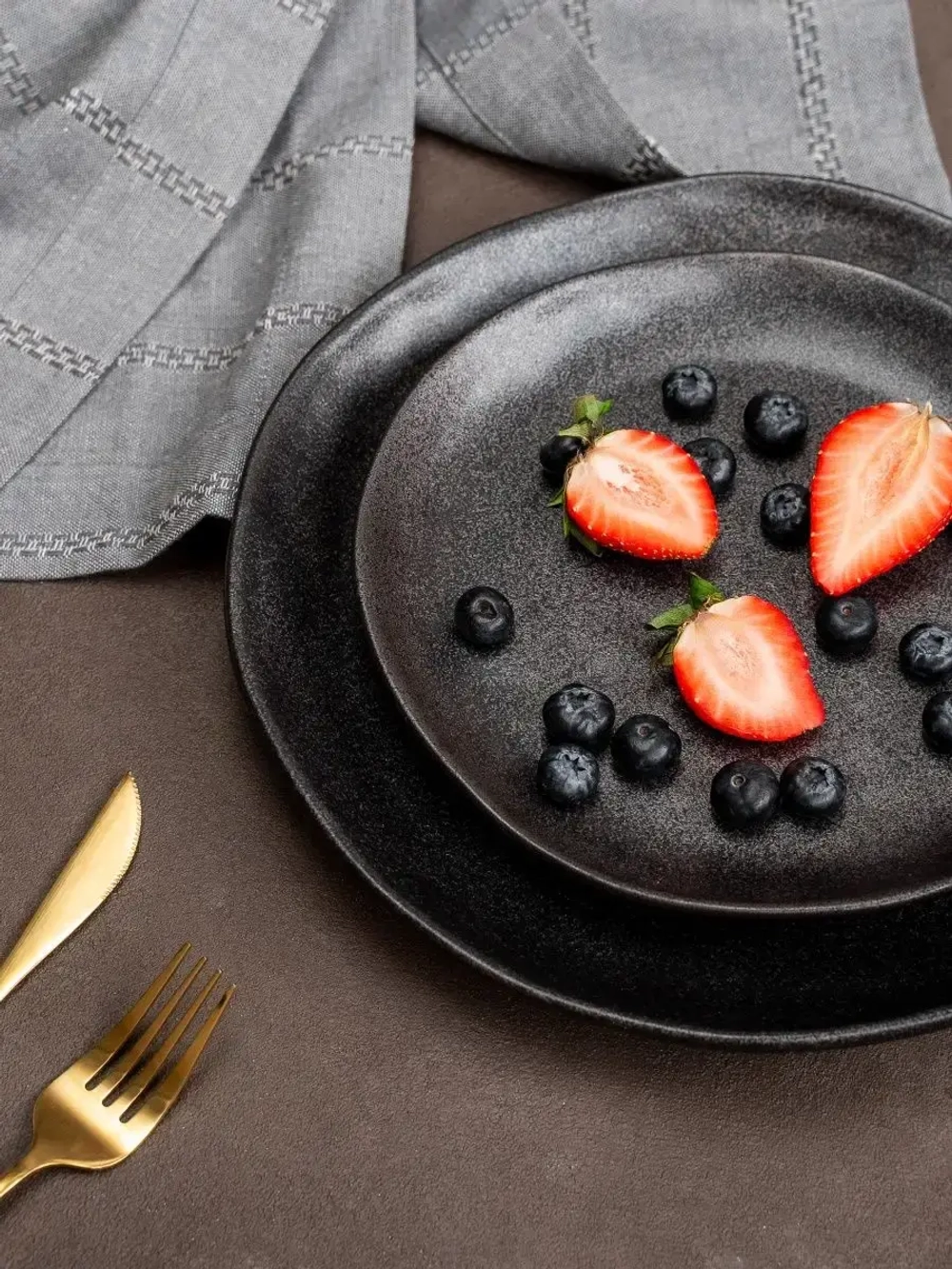 Набор из 2 тарелок 21 см мятый фарфор черная плоская