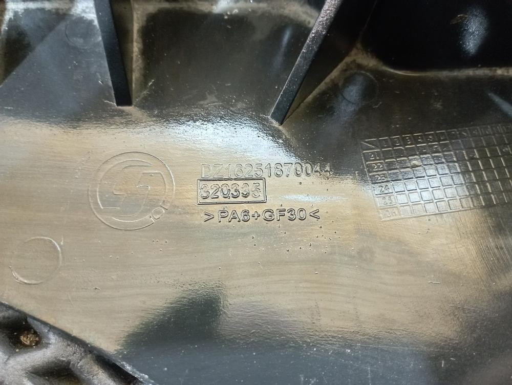 Кронштейн спойлера правого верхнего