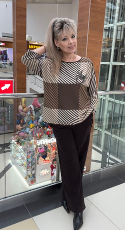 Блузон с оригинальным изображением и стразовым крабом