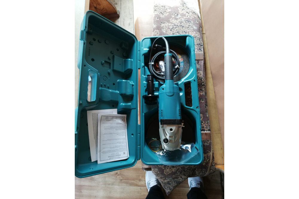 Угловая шлифмашина Makita GA9020SFK