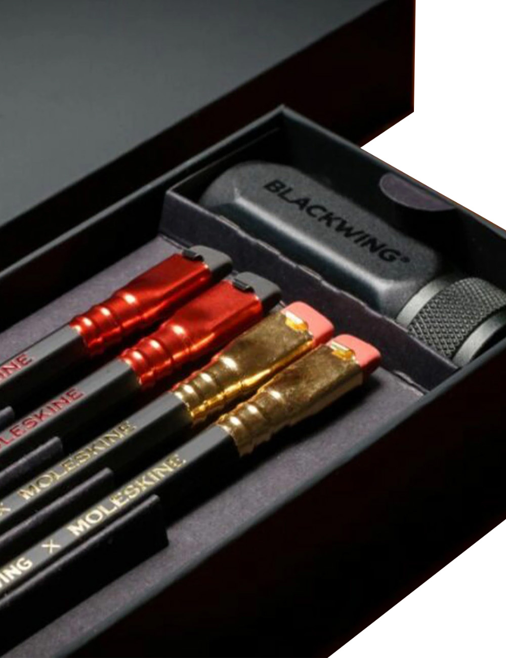 Набор из 4 карандашей и точилки Blackwing x Moleskine (EWBKWKIT1) в черной подарочной коробке
