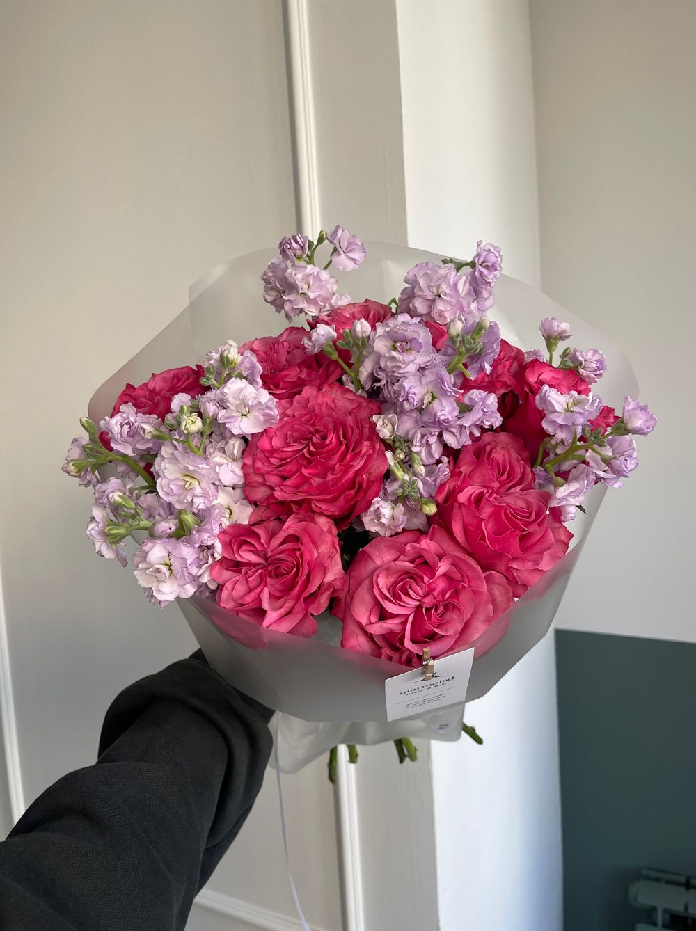 Букет из одноголовой кудрявой розы Кантри и кустовой ароматной маттиолы