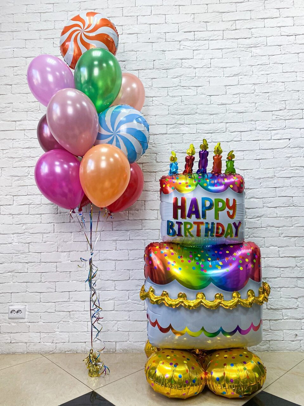 Композиция из воздушных шаров "Сладкий торт"