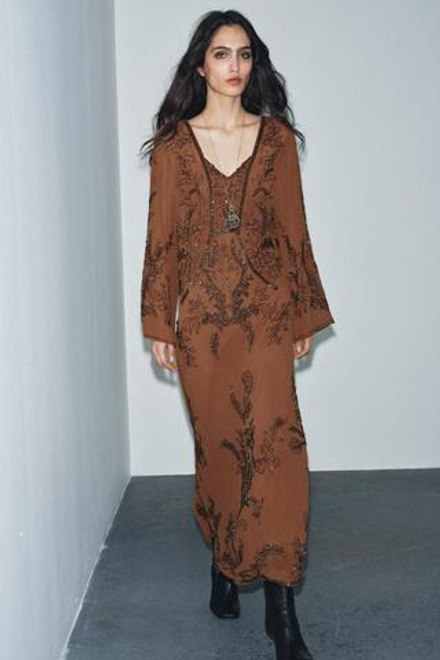 ZARA ПЛАТЬЕ ИЗ ЖОРЖЕТА С БУСИНАМИ LIMITED EDITION, КОРИЧНЕВЫЙ