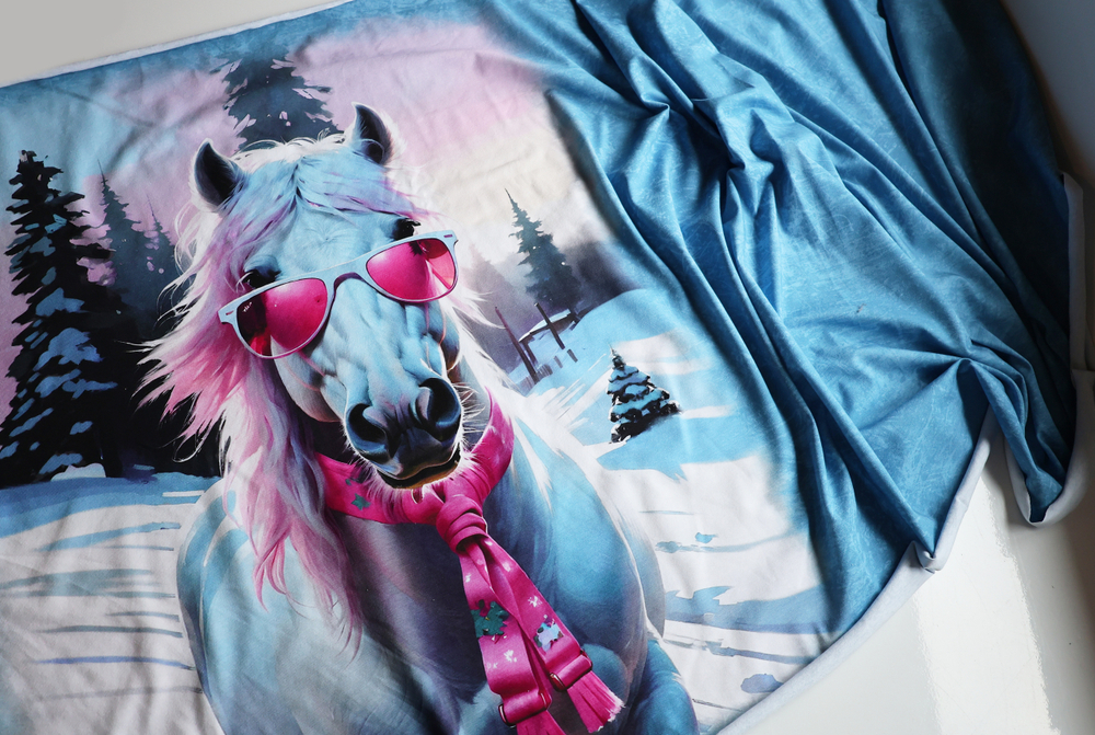 КОНЬ В РОЗОВЫХ ОЧКАХ - Кулирка с лайкрой, компакт пенье (ДЖ67 Маша) (к2 поперечные прожилки + стрела от кромки 70см)