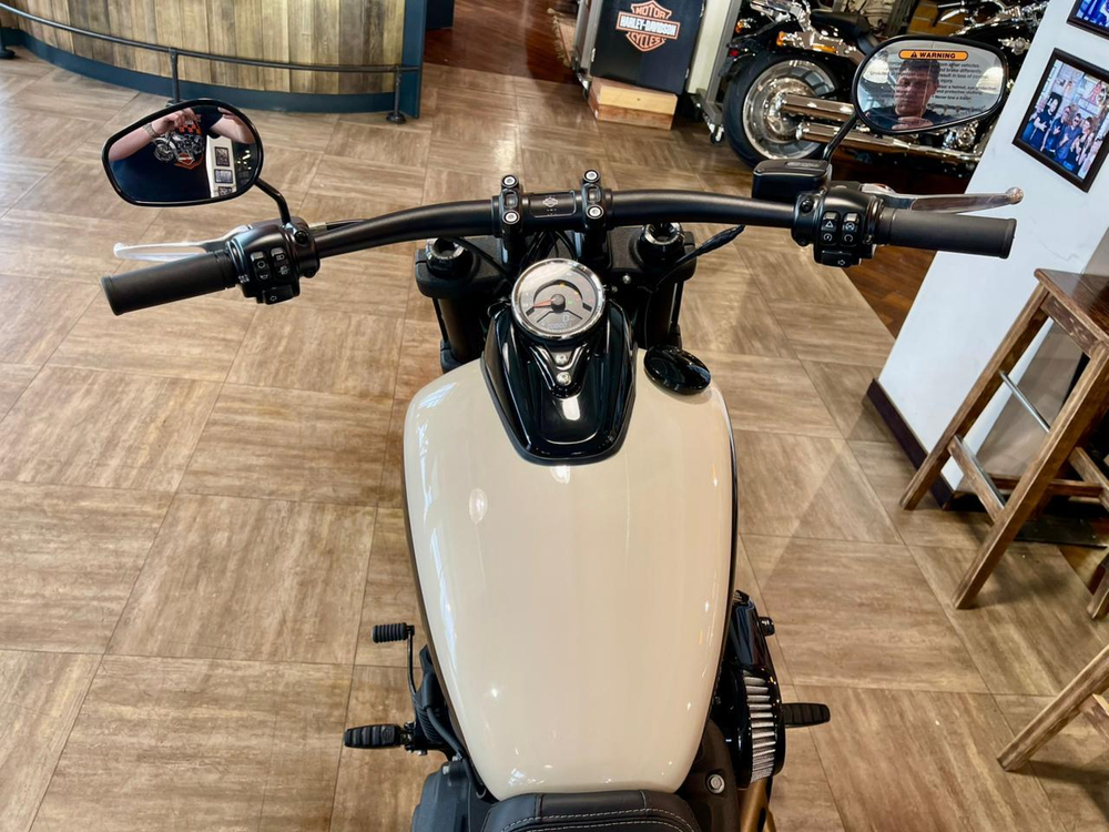 Harley-Davidson Softail Fat Bob 114 (White Sand Pearl)