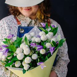 2. Объемный стойкий букет с клематисом и хризантемами