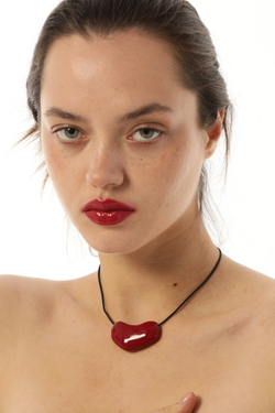 подвеска на шнурке красный камень