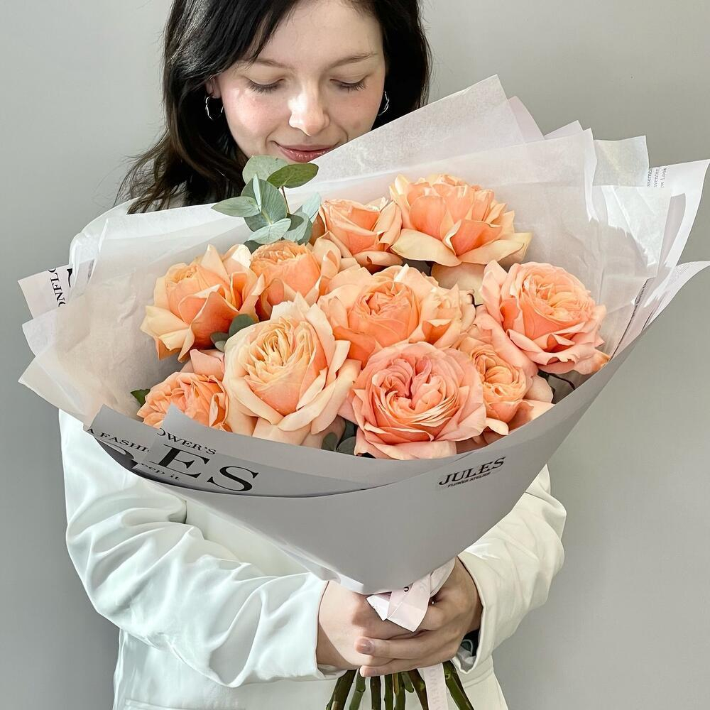 «Крем-брюле» букет из пионовидных роз Кахала с эвкалиптом