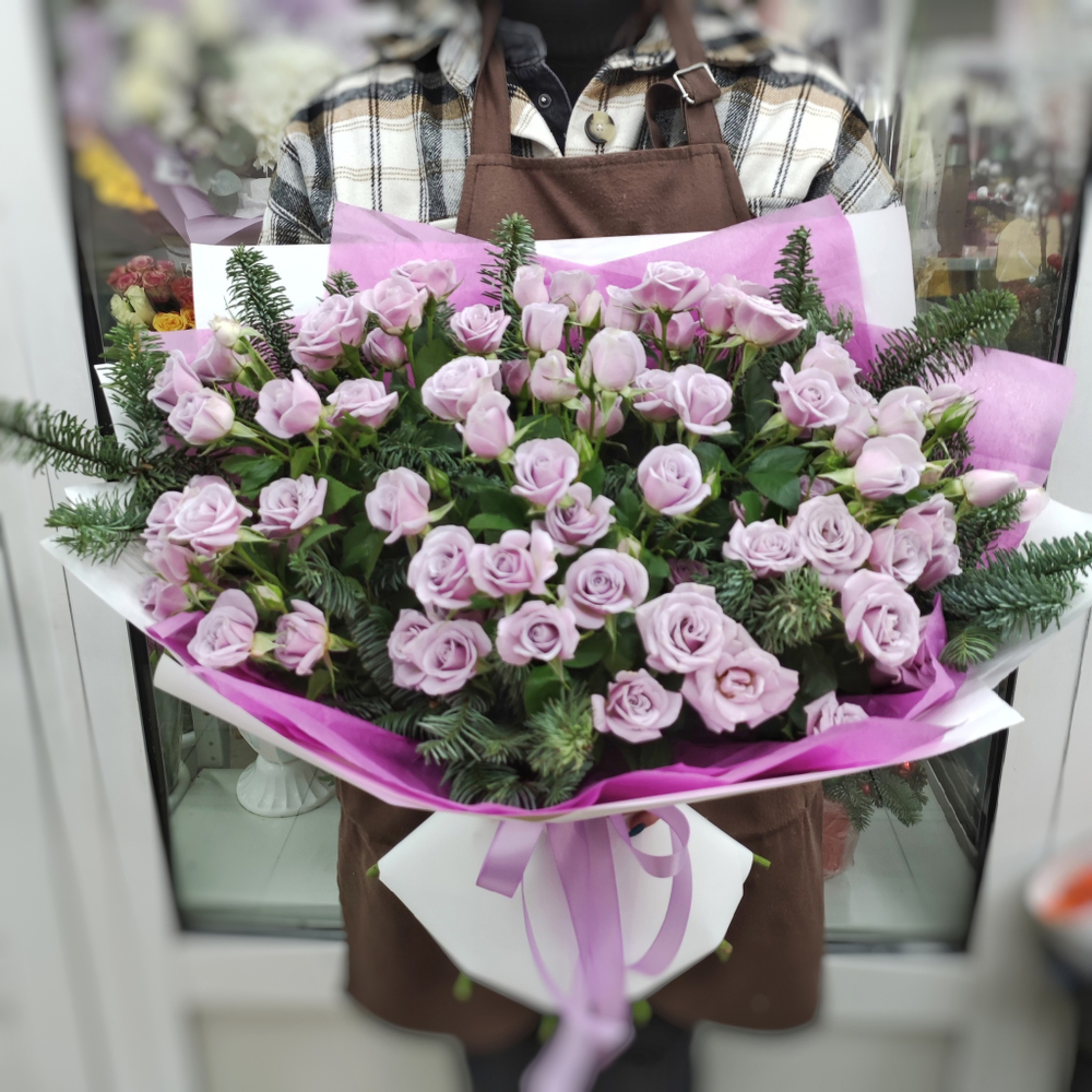 Зимний букет из сиреневых кустовых роз