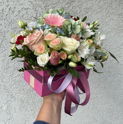 Настольная композиция из гортензии, гербер и микса роз