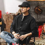 Рубашка с воротником-стойкой с одним накладным карманом и длинными рукавами.