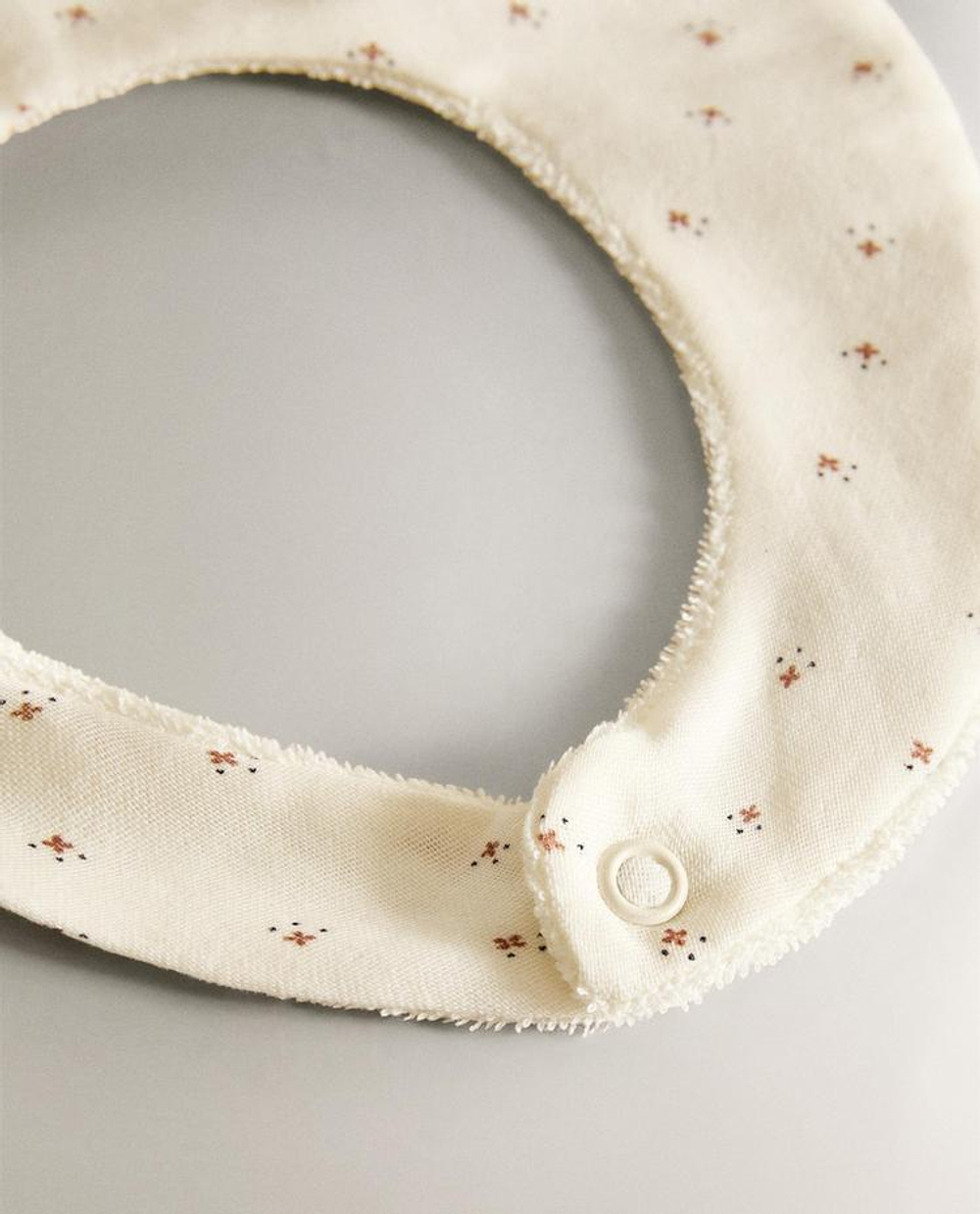 ZARA HOME ДЕТСКИЙ НАГРУДНИК С ЦВЕТОЧНЫМ ПРИНТОМ, ЭКРЮ