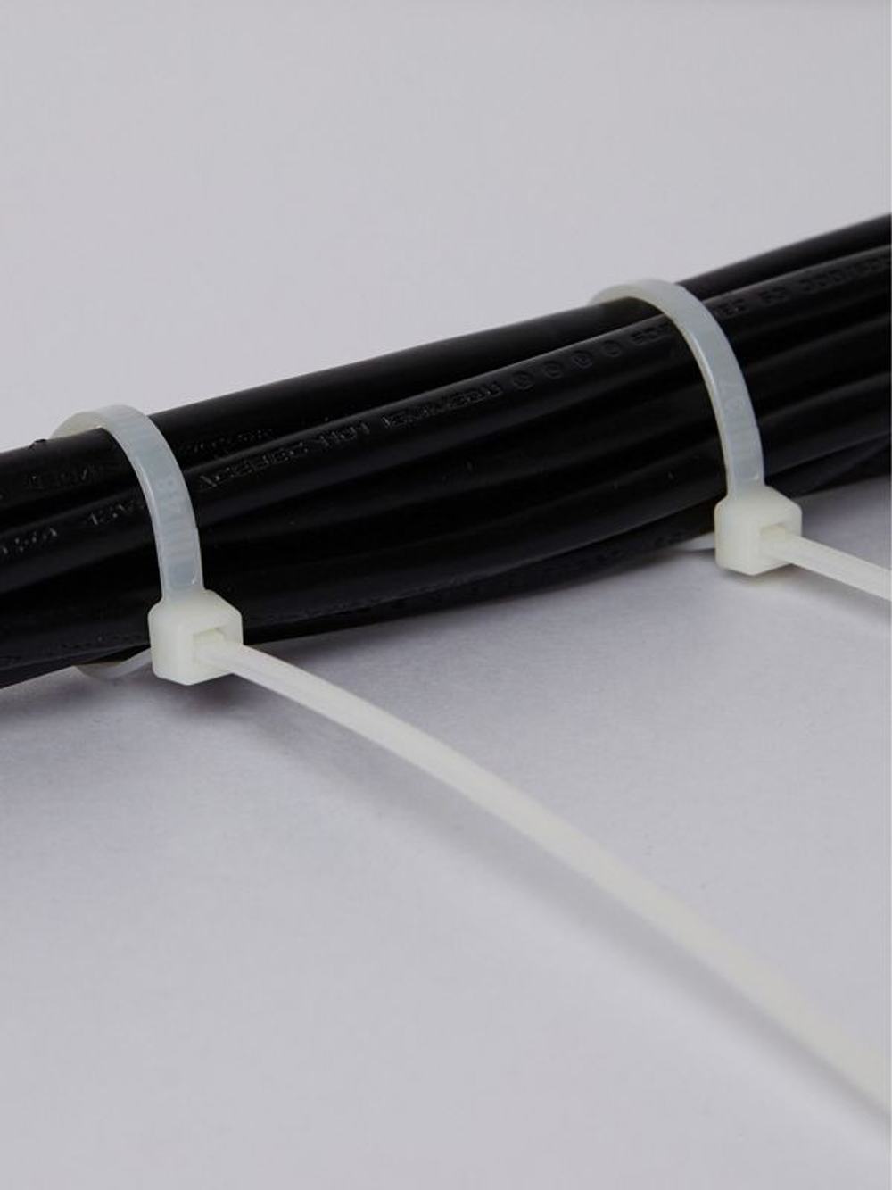 Хомут кабельный 4.8х300 нейл. бел. (уп.100шт) IEK UHH31-D048-300-100