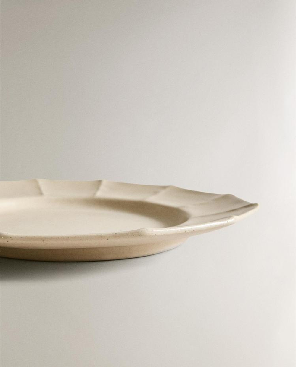 ZARA HOME КЕРАМИЧЕСКАЯ ТАРЕЛКА С РЕЛЬЕФНЫМ УЗОРОМ, ПЕСОЧНЫЙ