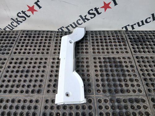 Накладка фары левая