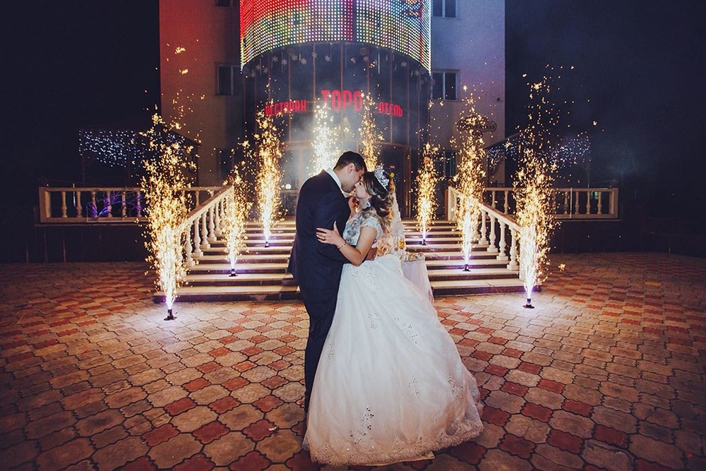 Дорожка из сценических пиро-фонтанов