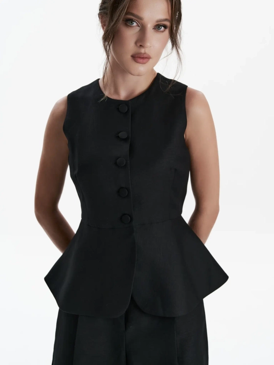 Жилет с баской в черном цвете