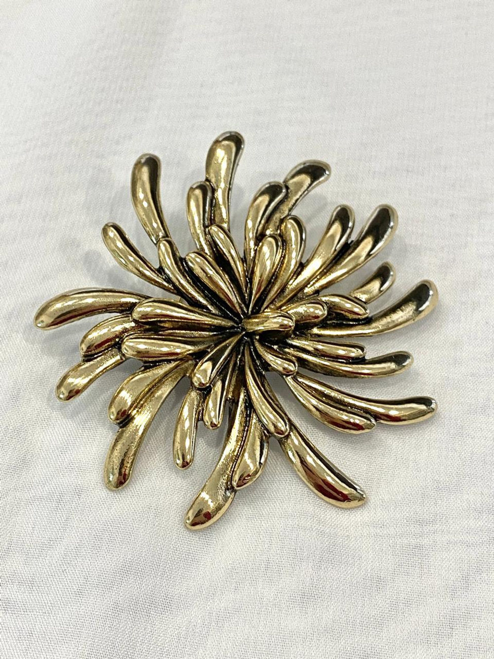Брошь цветок, оттенок золото антик