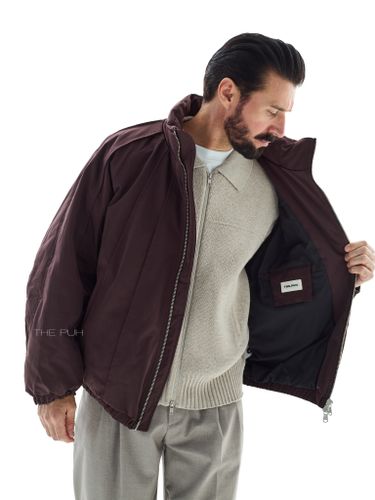 Утепленный шоколадный бомбер с рельефными швами