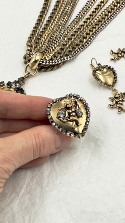 Кольцо сердце с ангелом со стрелой, по краю светлые кристаллы, золото антик