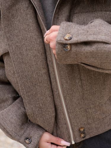 Укороченный шерстяной пуховик с мехом енота