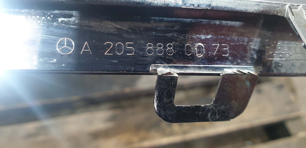 Молдинг решетки радиатора Mercedes C-Class W205 14-18 Б/У Оригинал A2058880073