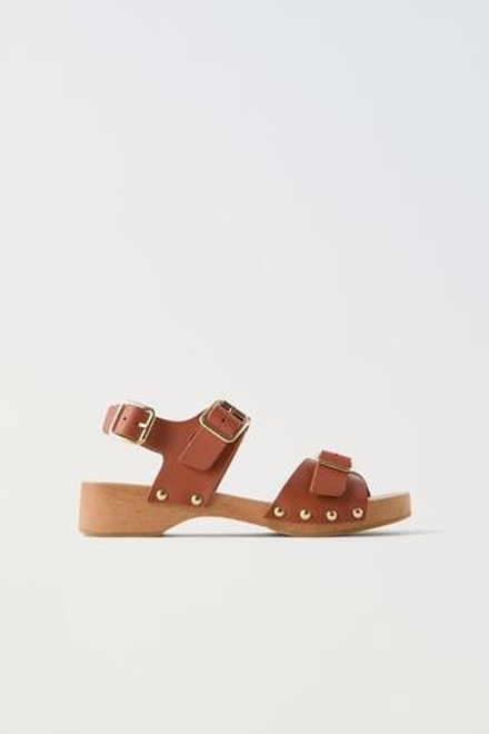 ZARA КОЖАНЫЕ САНДАЛИИ С ЗАКЛЕПКАМИ, КОРИЧНЕВЫЙ