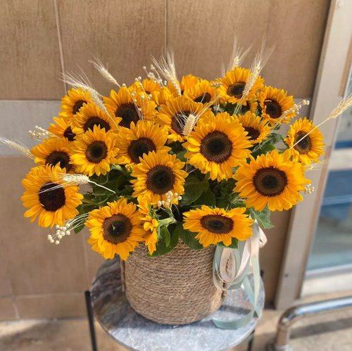 Композиция из подсолнухов в кашпо "Amber Garden"