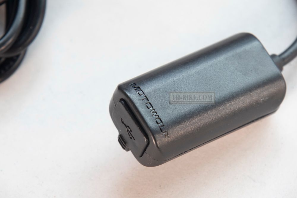 USB charger, slim, 1 slot, Fast charge. Handlebar/10mm Mirror mount. Motowolf