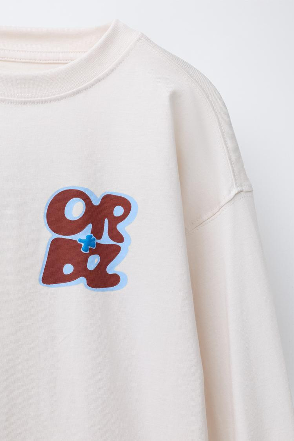 ZARA ЛОНГСЛИВ С РЕЛЬЕФНЫМ ТЕКСТОВЫМ ПРИНТОМ, ЭКРЮ