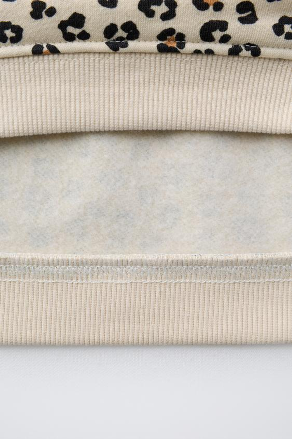 ZARA КОМПЛЕКТ ИЗ ТОЛСТОВКИ И ЛЕГИНСОВ С АНИМАЛИСТИЧНЫМ ПРИНТОМ, ЭКРЮ