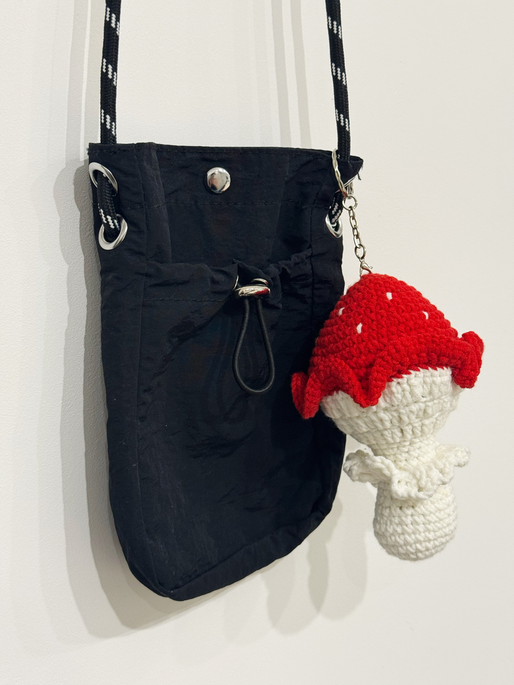 Вязаный брелок-мухомор