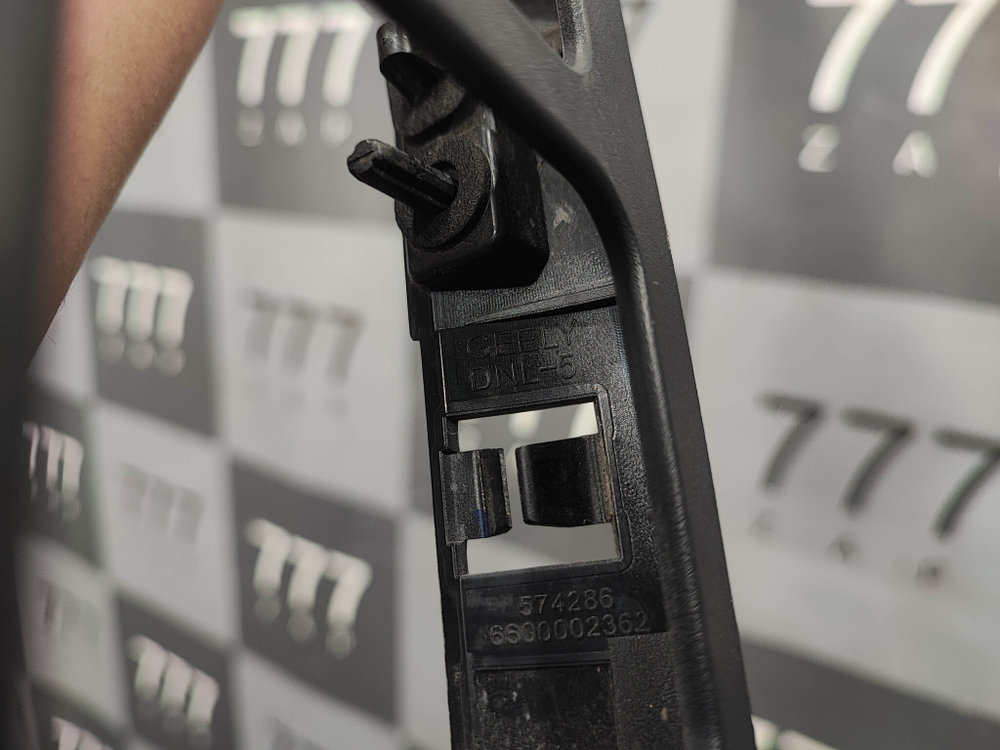 Кронштейн крышки багажника Geely Tugella 19-нв Б/У Оригинал 5062040200