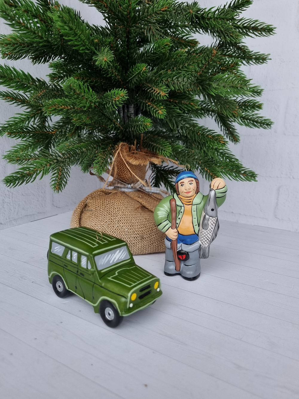 Набор игиушек "Машинка УАЗ и Рыбак"