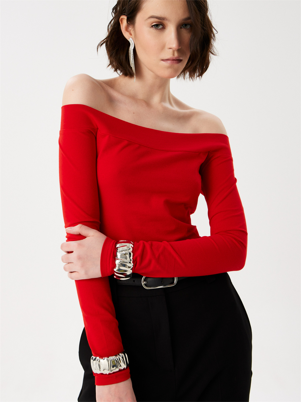 Лонгслив с открытыми плечами