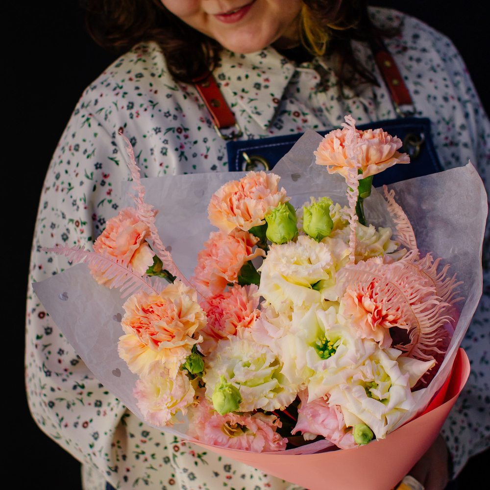 13. Романтичный персиковый букет с эустомой