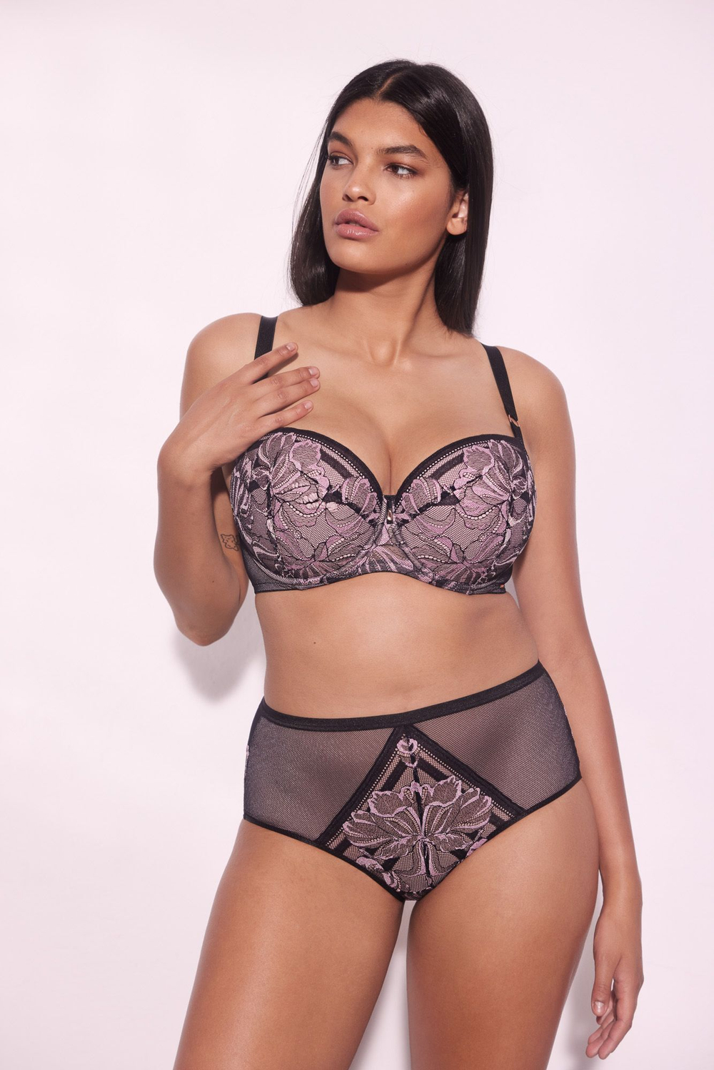 Бюстгальтер Glossy Iris с чашками на тонком поролоне и эффектом мерцания (Размер: 70G) (Цвет: черный с розовым)