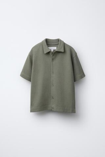 ZARA КОМПЛЕКТ ИЗ РУБАШКИ И ШОРТОВ-БЕРМУДОВ ИЗ РЕЛЬЕФНОЙ ТКАНИ, ХАКИ