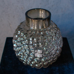 4. Коричневая стеклянная ваза с пузырьками