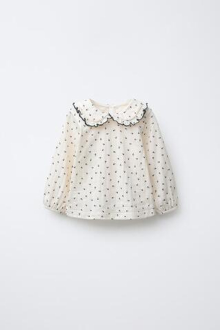 ZARA ФУТБОЛКА С ОТЛОЖНЫМ ВОРОТНИКОМ И ЦВЕТОЧНЫМ ПРИНТОМ, ЭКРЮ